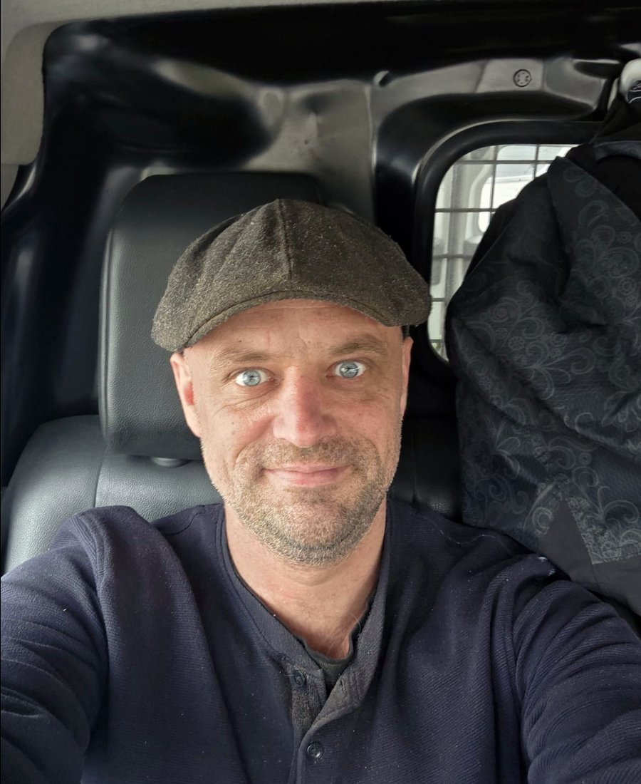 Portrett av Kjell i arbeidsbilen